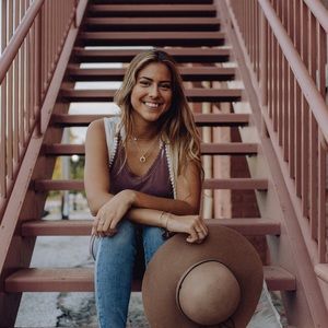 Meet your Posher, Adrianna